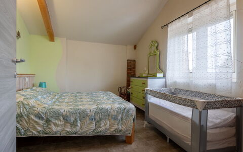 Noah: Meubilair, Interieur Ontwerp, Bed, Slaapkamer, Muur, Verdieping, Hout, Plafond, Flooring, Bedding
