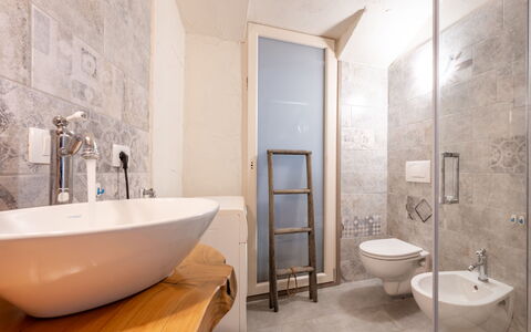 Noah: Flooring, Verdieping, Loodgieterswerkinrichting, Badkamer, Interieur Ontwerp, Plafond, Verlichting, Loodgieter, Wastafel In De Badkamer, Spiegel