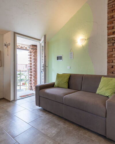 Noah: Muur, Meubilair, Interieur Ontwerp, Flooring, Verdieping, Bankstel, Plafond, Kamer, Woonkamer, Appartement