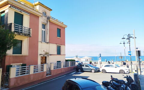 La Riva - Levanto: Dorf\, Appartement, Family Car, Balkon, Luxevoertuig, Mid-Size Car, Stadsauto, Parking