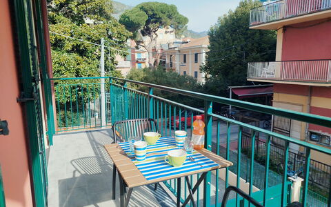 Lola Home - Levanto: Balkon, Appartement, Veranda, Stoel, Condominium, Buitenmeubels, Schaduw, Beits, Buitentafel, Leuning