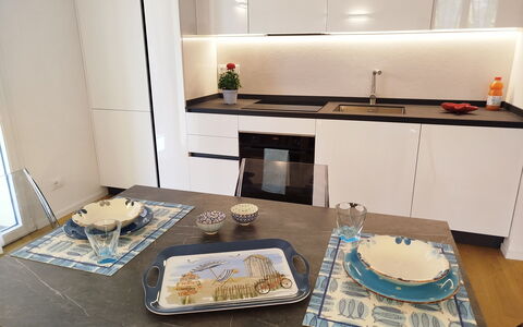 Lola Home - Levanto: Hout, Flooring, Interieur Ontwerp, Meubilair, Keuken, Countertop, Verdieping, Toestel Van De Keuken, Huis, Cabinetry