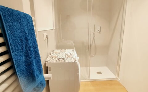 Lola Home - Levanto: Flooring, Verdieping, Muur, Loodgieterswerkinrichting, Interieur Ontwerp, Badkamer, Loodgieter, Kamer, Toilet, Tegel
