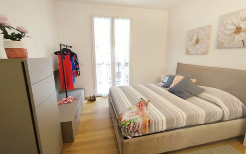 Lola Home - Levanto: Meubilair, Interieur Ontwerp, Flooring, Verdieping, Bed, Slaapkamer, Hout, Kamer, Laken, Textiel