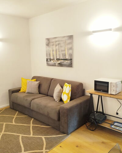 Lola Home - Levanto: Meubilair, Interieur Ontwerp, Flooring, Muur, Bankstel, Verdieping, Hout, Kamer, Plafond, Woonkamer