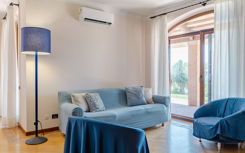 Villa Althea: Meubilair, Interieur Ontwerp, Flooring, Bankstel, Muur, Verdieping, Hout, Appartement, Kamer, Woonkamer