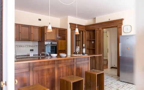 Villa Althea: Flooring, Countertop, Cabinetry, Hout, Interieur Ontwerp, Meubilair, Keuken, Verdieping, Plafond, Kast