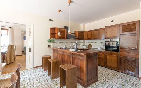 Villa Althea: Meubilair, Interieur Ontwerp, Flooring, Cabinetry, Countertop, Hout, Keuken, Verdieping, Plafond, Kast