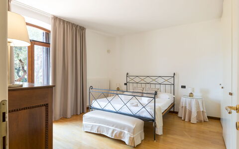 Villa Althea: Interieur Ontwerp, Meubilair, Flooring, Verdieping, Hout, Bed, Slaapkamer, Plafond, Kamer, Verlichting