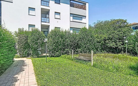 Monica: Groen, Struik, Woongebied, Stedelijk Ontwerp, Tuin, Groundcover, Appartement, Gazon, Haag, Condominium