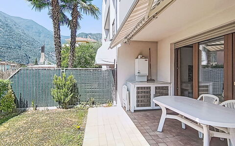 Monica: Balkon, Schaduw, Buitenmeubels, Stoel, Veranda, Kamerplant, Villa, Binnenplaats