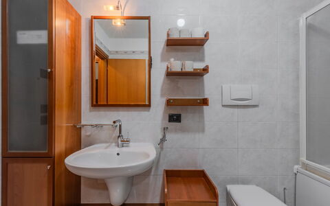 Michelon: Wastafel In De Badkamer, Badkamer, Wastafel, Loodgieterswerkinrichting, Flooring, Spiegel, Interieur Ontwerp, Hout, Verdieping, Kraan