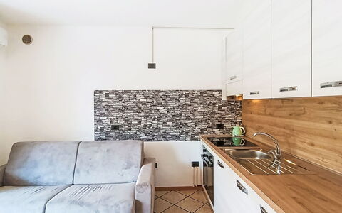 Monica: Interieur Ontwerp, Flooring, Hout, Meubilair, Major Appliance, Keuken, Verdieping, Countertop, Toestel Van De Keuken, Kamer