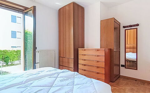Monica: Flooring, Verdieping, Interieur Ontwerp, Hout, Bed, Meubilair, Kamer, Slaapkamer, Houten Vloer, Huis