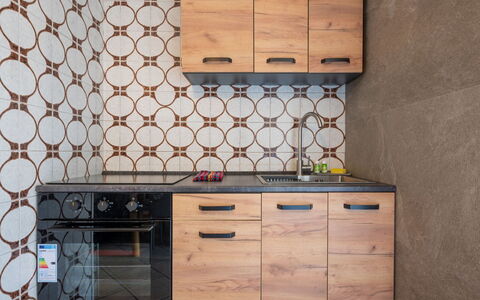 Ilda: Hout, Flooring, Keuken, Cabinetry, Verdieping, Countertop, Bruin, Major Appliance, Toestel Van De Keuken, Beits