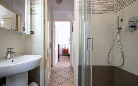 Ilda: Flooring, Verdieping, Loodgieterswerkinrichting, Badkamer, Interieur Ontwerp, Wastafel In De Badkamer, Plafond, Loodgieter, Kamer, Verlichting