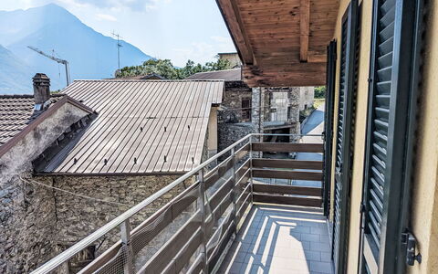 Fontanella Mountain Home: Balkon, Leuning, Daylighting, Trap, Bergdorp