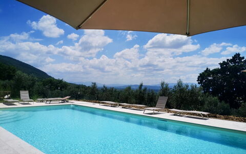 Villa Santa Chiara: Zwembad, Buitenmeubels, Vrije Tijd, Toevlucht, Heuvel, Ligstoel, Paraplu, Bergketen, Eco Hotel, Vakantie