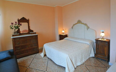 Villa Santa Chiara: Meubilair, Slaapkamer, Interieur Ontwerp, Bed, Laken, Flooring, Verdieping, Bedding, Linens, Kamer