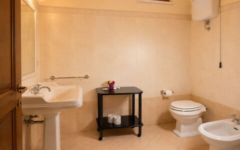 Villa Santa Chiara: Wastafel In De Badkamer, Loodgieterswerkinrichting, Flooring, Badkamer, Wastafel, Interieur Ontwerp, Verdieping, Kraan, Loodgieter, Toilet