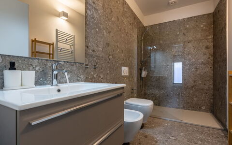 Serracapelli: Loodgieterswerkinrichting, Flooring, Badkamer, Wastafel In De Badkamer, Verdieping, Wastafel, Interieur Ontwerp, Kraan, Loodgieter, Spiegel