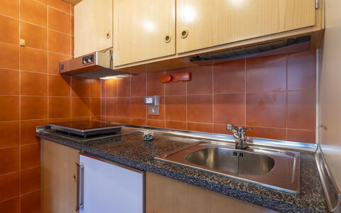 Ai Pascoli: Keuken, Countertop, Flooring, Interieur Ontwerp, Oranje, Kamer, Verdieping, Gootsteen, Plafond, Major Appliance