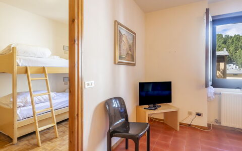 Ai Pascoli: Bed, Slaapkamer, Hout, Interieur Ontwerp, Verdieping, Meubilair, Flooring, Laken, Plafond, Kamer