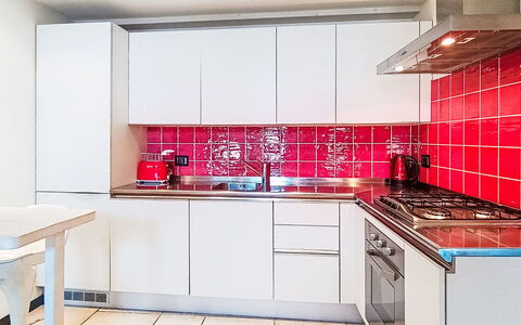 Le Falesie: Keuken, Toestel Van De Keuken, Major Appliance, Countertop, Flooring, Interieur Ontwerp, Verdieping, Fornuis, Cabinetry, Tegel