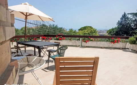 La Terrazza di Colle Marino: Buitenmeubels, Meubilair, Buitentafel, Schaduw, Bloempot, Flagstone, Tuin, Stoel, Landscaping, Kamerplant