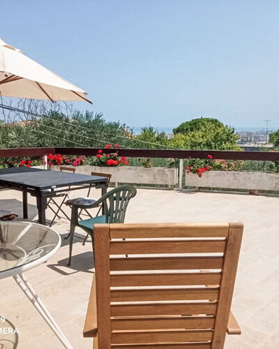 La Terrazza di Colle Marino: Buitenmeubels, Meubilair, Buitentafel, Schaduw, Bloempot, Flagstone, Tuin, Stoel, Landscaping, Kamerplant