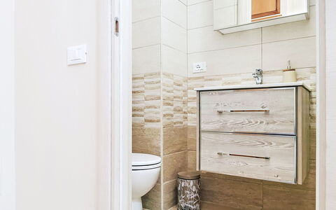 La Terrazza di Caramanico: Flooring, Loodgieterswerkinrichting, Verdieping, Badkamer, Badkamerkast, Toilet, Loodgieter, Cabinetry, Kamer, Wastafel