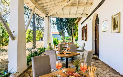 La Perla di Aprilia: Huis, Huis, Meubilair, Deur, Toevlucht, Verblijf, Landgoed, Schaduw, Tuin, Hacienda