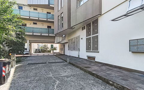 Gigi: Appartement, Stedelijk Ontwerp, Samengesteld Materiaal, Condominium, Beton, Gang, Binnenplaats, Oprit, Balkon, Daylighting