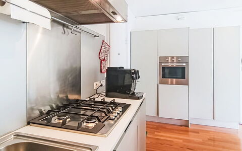 Gigi: Toestel Van De Keuken, Keuken, Countertop, Major Appliance, Fornuis, Flooring, Huishoudapparatuur, Interieur Ontwerp, Hout, Fornuis