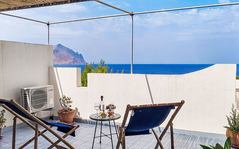 Cala Isulidda: Meubilair, Stoel, Buitenmeubels, Zee, Schaduw, Oceaan, Balkon, Buitentafel, Koffietafel, Kust