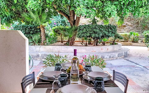 Cala Isulidda: Meubilair, Tafel, Stoel, Buitentafel, Keuken En Eettafel, Restaurant, Buitenmeubels, Tuin, Schaduw, Backyard