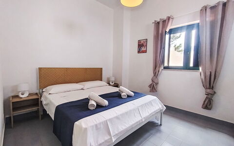 Cala Isulidda: Verdieping, Interieur Ontwerp, Huis, Meubilair, Appartement, Kamer, Bed, Slaapkamer, Bed Frame, Hotel
