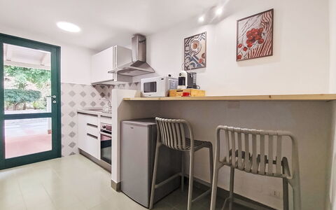 Cala Isulidda: Keuken, Toestel Van De Keuken, Interieur Ontwerp, Major Appliance, Flooring, Meubilair, Hout, Countertop, Verdieping, Plafond