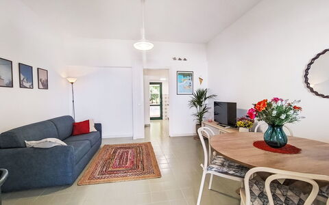 Cala Isulidda: Flooring, Interieur Ontwerp, Meubilair, Verdieping, Plafond, Bankstel, Kamer, Woonkamer, Tafel, Appartement