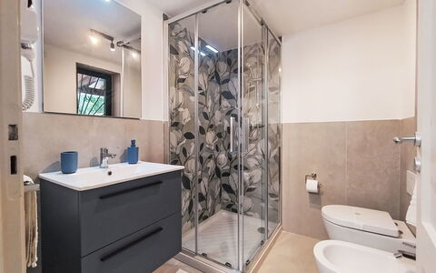 Cala Isulidda: Badkamer, Flooring, Loodgieterswerkinrichting, Verdieping, Interieur Ontwerp, Wastafel, Badkamerkast, Wastafel In De Badkamer, Kraan, Toilet