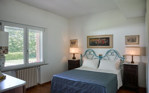 Casa Mancini, Holiday Villa, San Galgano: Bed, Meubilair, Slaapkamer, Interieur Ontwerp, Laken, Bedding, Flooring, Linens, Fotolijst, Verdieping