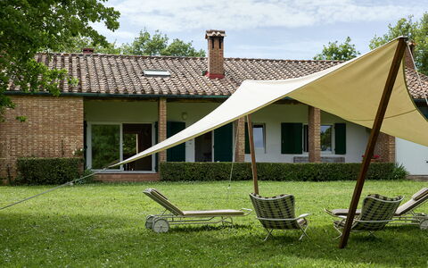 Casa Mancini, Holiday Villa, San Galgano: Schaduw, Gazon, Groundcover, Tuin, Vrije Tijd, Werf, Park, Backyard, Landscaping