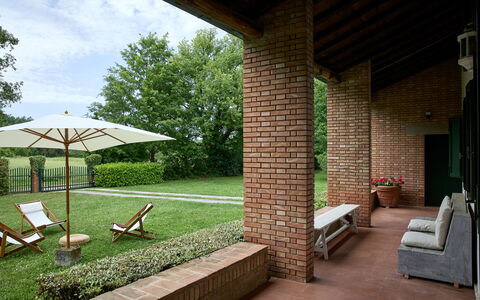 Casa Mancini, Holiday Villa, San Galgano: Struik, Tuin, Steen, Meubilair, Gazon, Buitenmeubels, Groundcover, Landgoed, Backyard, Schaduw