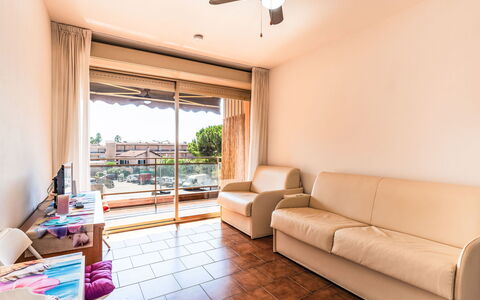 Il Nido: Meubilair, Verdieping, Flooring, Interieur Ontwerp, Appartement, Plafond, Balkon, Schaduw, Stoel, Beits