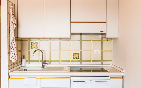 Il Nido: Keuken, Interieur Ontwerp, Hout, Flooring, Countertop, Toestel Van De Keuken, Cabinetry, Verdieping, Major Appliance, Kamer