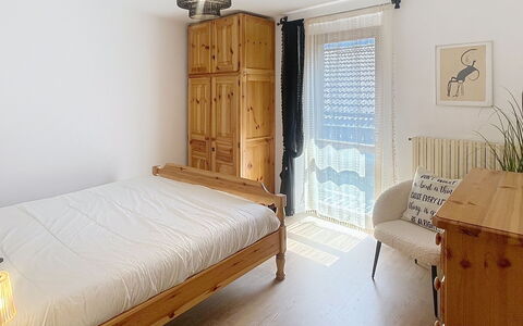 Bluhome: Meubilair, Bed, Slaapkamer, Interieur Ontwerp, Hout, Verdieping, Flooring, Bedding, Laken, Kamer