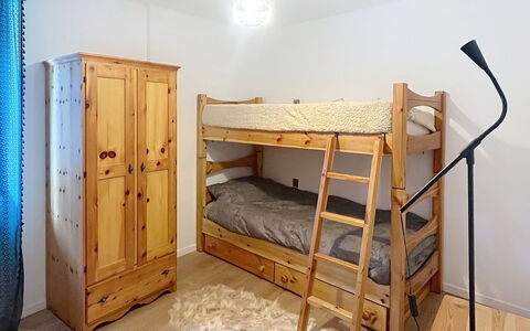 Bluhome: Meubilair, Bed, Slaapkamer, Flooring, Hout, Verdieping, Interieur Ontwerp, Kamer, Bedding, Laken