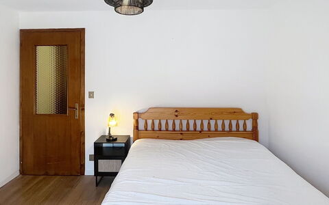 Bluhome: Bed, Meubilair, Slaapkamer, Bedding, Muur, Interieur Ontwerp, Laken, Verdieping, Hout, Flooring