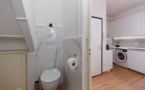Casa Vacanze al Teatro: Flooring, Verdieping, Muur, Loodgieterswerkinrichting, Interieur Ontwerp, Badkamer, Wastafel, Toilet, Plafond, Loodgieter