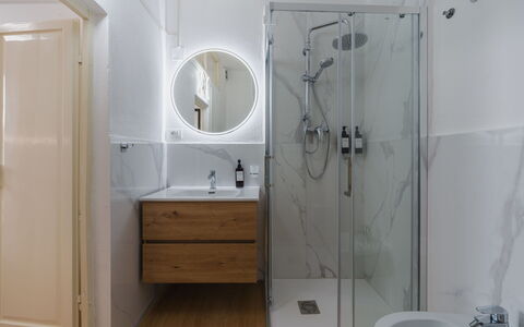 Casa Vacanze al Teatro: Wastafel In De Badkamer, Flooring, Loodgieterswerkinrichting, Verdieping, Badkamer, Wastafel, Interieur Ontwerp, Kraan, Badkamerkast, Spiegel